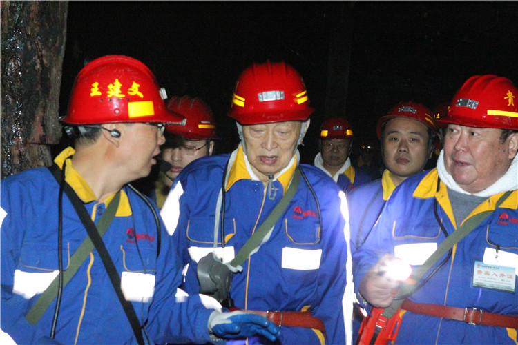 宋院士、張院士一行下井視察工作，聽取礦方匯報