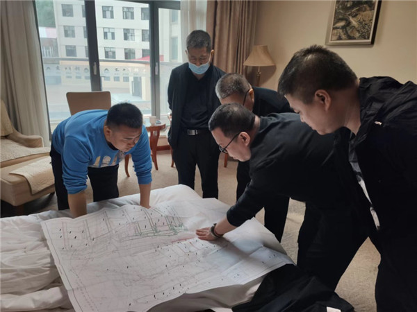 山東科技大學(xué)實用礦山壓力研究中心主任石永奎教授、郝建博士應(yīng)邀赴龍煤雙鴨山礦業(yè)集團進行技術(shù)交流